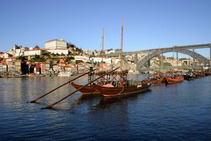 Billig Hyrbil i Porto ➤ Våra erbjudanden för Biluthyrning inkluderar försäkring ✓ och obegränsad körsträcka ✓ för de flesta destinationer!